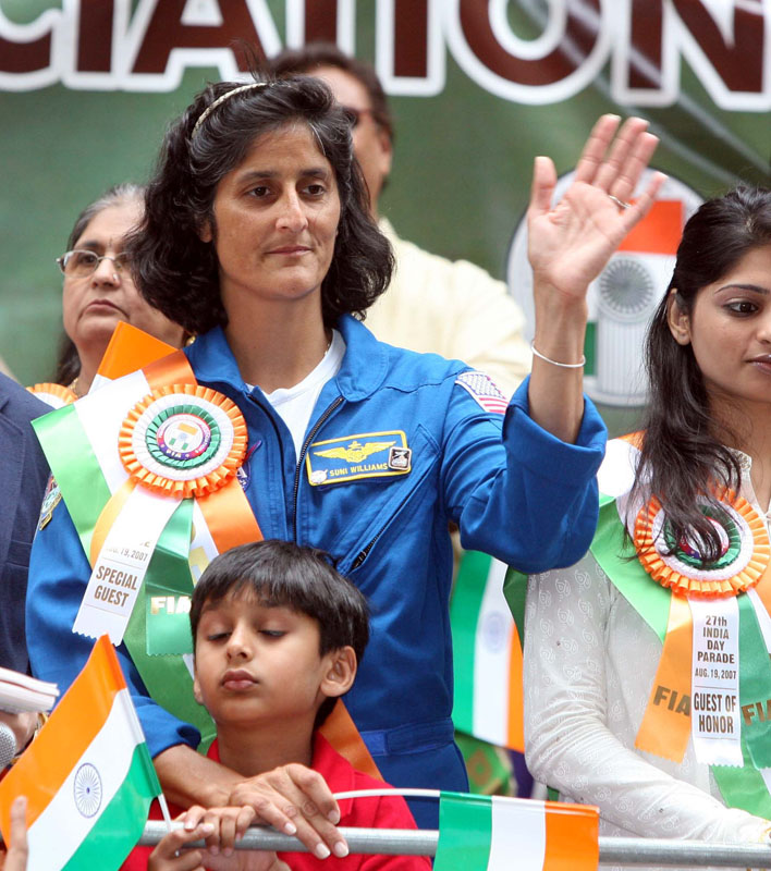 NY-SunitaWilliamswave-SnapsIndia