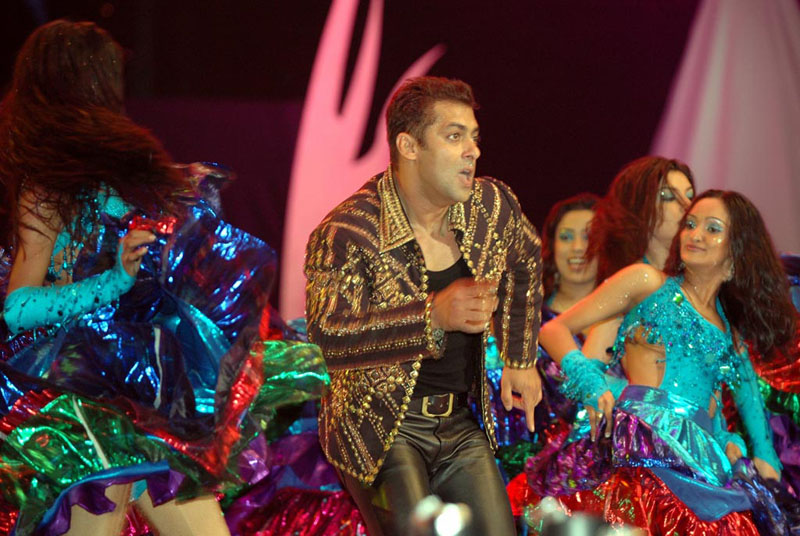 iifa-salman-perform-16